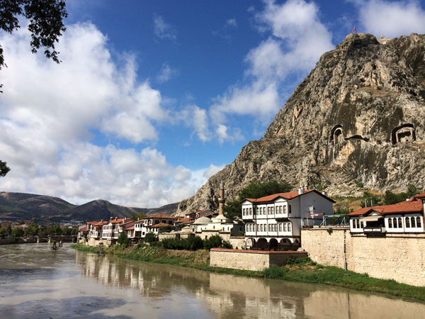 Yaliboyu_Evleri_Kral_Kaya_Mezarlari_Yesilirmak_AMASYA Yaliboyu_Evleri_Kral_Kaya_Mezarlari_Yesilirmak_AMASYA