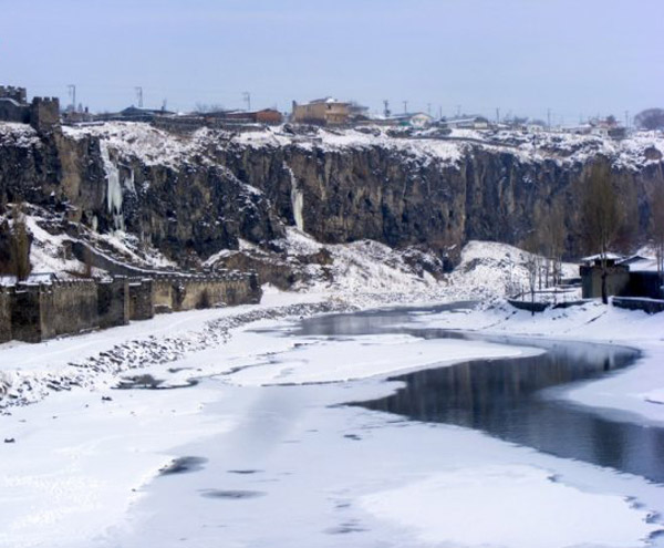 Buz_tutan_Kura_Nehri_ve_Ardahan_Kalesi_Merkez_Ardahan Buz_tutan_Kura_Nehri_ve_Ardahan_Kalesi_Merkez_Ardahan