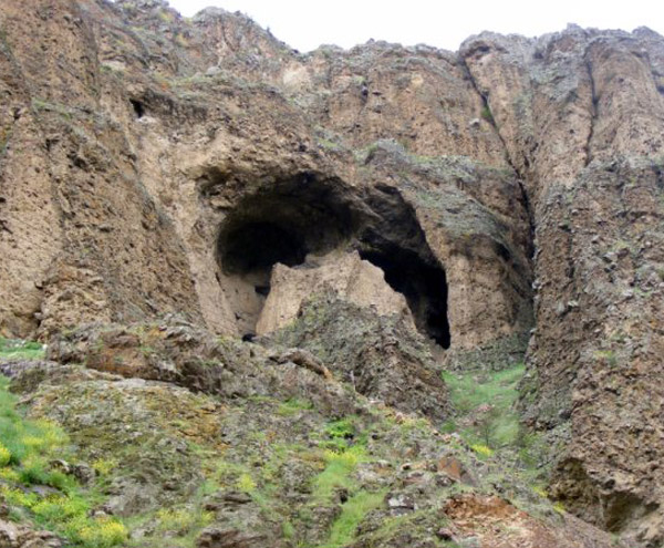 Gole_Yakinlarindaki_Magara_Ardahan Gole_Yakinlarindaki_Magara_Ardahan
