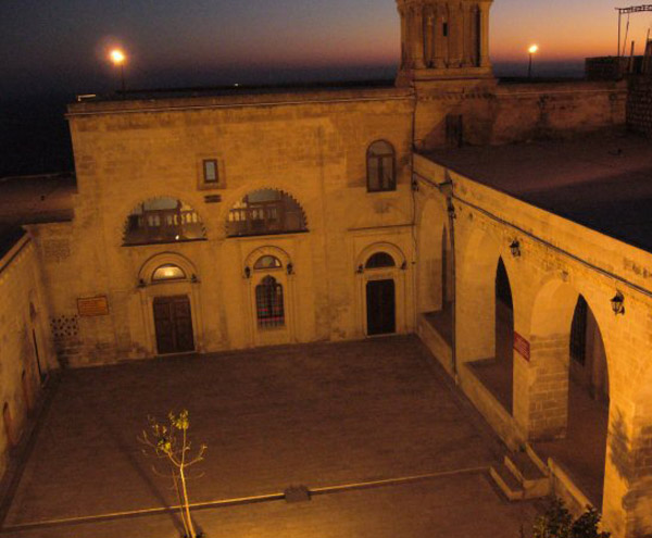 Postane_Karsisindaki_Camii_Mardin Postane_Karsisindaki_Camii_Mardin