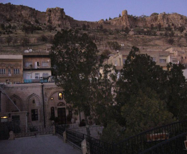 Postanenin_karsisindaki_kale_Mardin Postanenin_karsisindaki_kale_Mardin