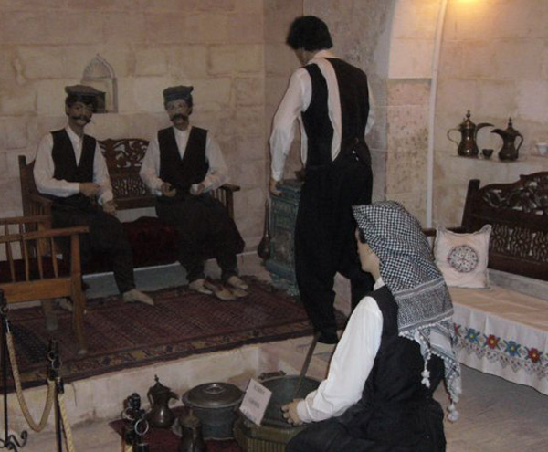 Mirra_ikrami_yapan_maketler_Sehir_Muzesi_Mardin Mirra_ikrami_yapan_maketler_Sehir_Muzesi_Mardin