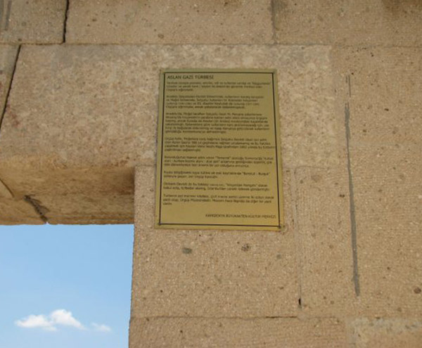 Aslan_Gazi_Turbesi_ve_Ona_Yazilmis_Tesekkur_Nevsehir Aslan_Gazi_Turbesi_ve_Ona_Yazilmis_Tesekkur_Nevsehir