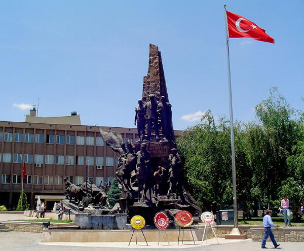 Hukumet_Meydani_ve_Ataturk_Aniti_Usak Hukumet_Meydani_ve_Ataturk_Aniti_Usak