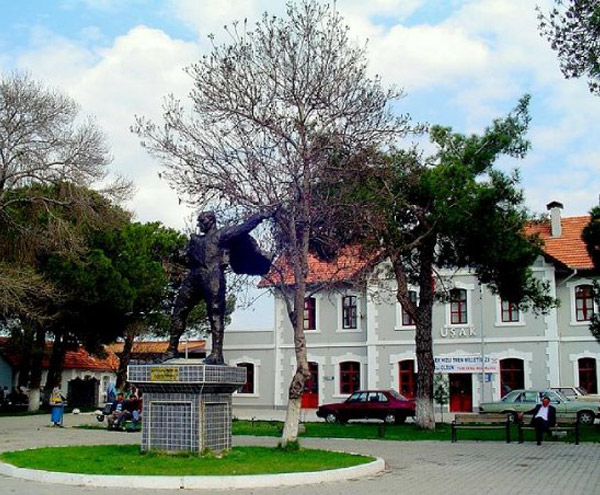 Tarihi_Gar_Binasi_ve_Ataturk_Aniti_Usak Tarihi_Gar_Binasi_ve_Ataturk_Aniti_Usak